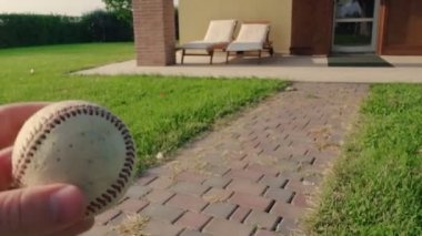 Köpek topu labrador bakış açısı ile oynamak için tutan sahibi eller.