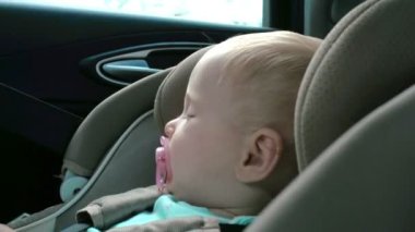 Çocuk emniyet kemeri araç hareket veya yol olarak küçük bebek yakın çekim