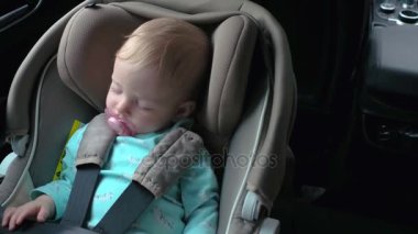 Portre küçük çocuk Yataklı vagon içinde araba yolda hareketli bir bebek emniyet kemeri