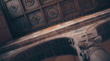 Alçı tavan tarihi üzerinde bina. Orta Çağ tarafından mimari yerleşim