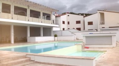 Boş bölge yaz otel tatil sezonu tamamlanmasından sonra Yüzme havuzlu