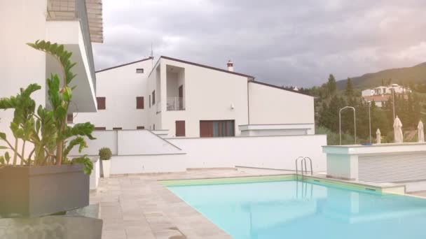 Swimming pool and sunbeds on luxurious villa for holiday. Opening beach season — Stock Footage Swimming pool and sunbeds on luxurious villa for holiday. Opening beach season Stock Video