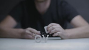 Erkek el kompozisyon beyaz harflerle Word'den seviyorum gri arka plan üzerinde