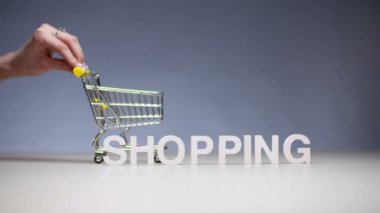 Tutumlu bütçe yoksul aile tasarruf mağaza süpermarkette alışveriş