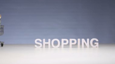 Mağazada alışveriş için para harcama. Mağazada alışveriş para atık