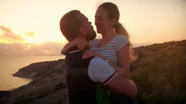 Romantik Çift erkek ve kadın öpüşme güzel gün batımı denizde arka plan