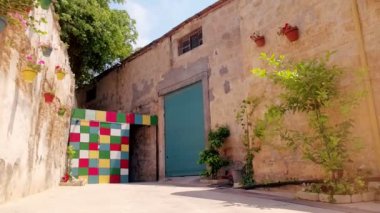 Decorativeflowers taş duvarlar ile eski Avrupa şehri dar sokakta yürümek