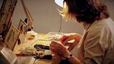 Bir ev sanat stüdyosunda smal taş fayans seramik mozaik yapım kadın sanatçı