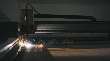 Modern elektronik aletlerin içinde işlem kesme sac imalat