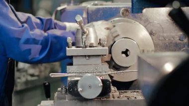 Modern dönüm Torna ve metal işleme makine üzerinde çalışan adam