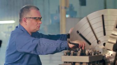 Metal çalışma makine işleme parçaları kullanarak fabrika çalışan