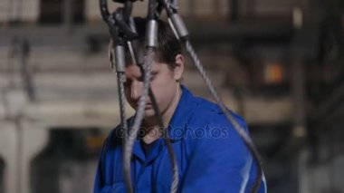 Sac kesme için modern metal işleme makine koyarak fabrika işçisi