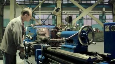 Fabrika işçi ayrıntı işlemek için modern metal işleme donanımları üzerinde çalışan