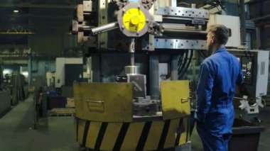 Test denetimi üzerinde modern ekipman yapma mühendis metal parçalar tamamlandı