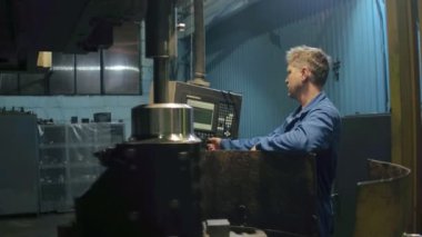 Fabrika işçi kalite kontrol metal detay üzerinde boya, vernik yapma