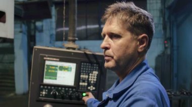 Üretim süreci otomasyon tarafından bilgisayar donanımları kullanarak teknisyen mühendis