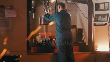 Otomatik torna Torna ve metal işleme makine üzerinde çalışan fabrika çalışanları