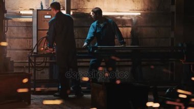 Fabrika işçilerini inversiyon ısıtıcı için acil olarak metal iş parçası Isıtma