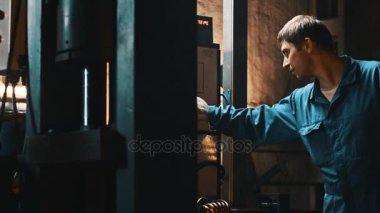 Sanayi işçisi metal iş parçası Isıtma için bilgisayar donanımı denetleme