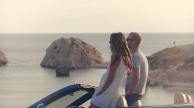 Sevgi dolu çift deniz Uçurumun kıyısında bakış açısı üzerinde otopark Cabriolet oturan