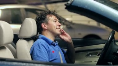 Mobil direksiyon sürücü koltuk cabriolet araba arkasında konuşan adam gülümseyen