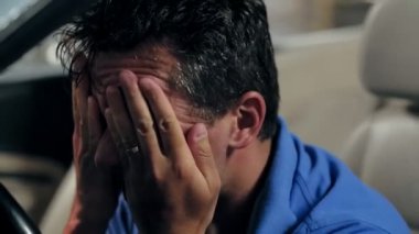 Cabriolet arabada oturan ve cep telefonu üzerinde arama yorgun adam sürücü