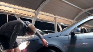 Dent vücut cabriolet doğum zararlardan dokunmadan üzgün adam araba sahibi