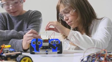 Okul erkek ve kız koruyucu glasse birlikte modeli bot araba tasarımı