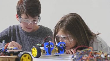 Mutlu çocuk vermek beş ve inşaat sonra taşıma modeli bot araba arıyorum