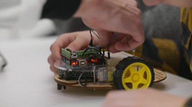 Çok dokunaklı ve çocuklar tarafından inşaat sonrası modeli bot araba test el öğretmen