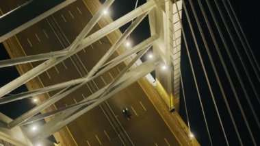 Çubuktaki kaldı kablo Köprüsü'nde gece aydınlatma ile modern şehir nehirde üzerine araba