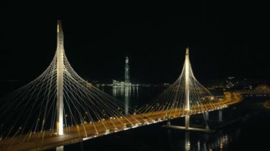 Gece manzara city gökdelen ve araba trafiği modern kablosu üzerinde köprü kaldı