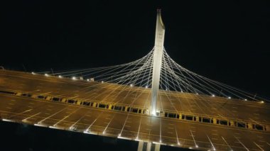 Köprü otoyol görünümü kablo üzerinde sürüş uçan uçak araba yukarıda kaldı