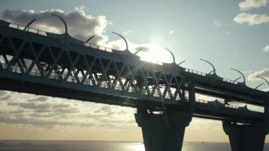 Büyük şehirde Nehri üzerinde araba trafik ayırt için Modern çok düzeyli Otoban