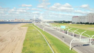 Karayolu boyunca şantiye City alüvyonlu toprakları üzerinde araba araba