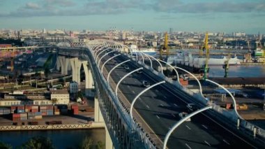 Sanayi Binaları ve tersane üzerinde çok düzeyli Karayolu Köprüsü üzerinde hareketli araba