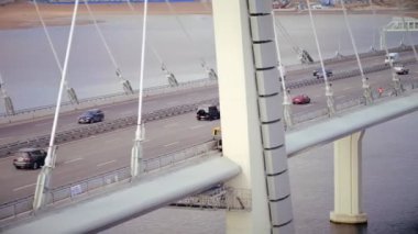 Şehir merkezindeki dron görünümü gelişmekte olan modern kablo kaldı köprüde araba araba