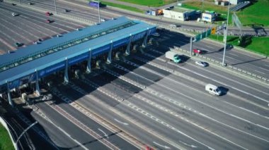 Dron görünümü araba trafik denetim noktasından toll Road modern şehir havadan görünümü