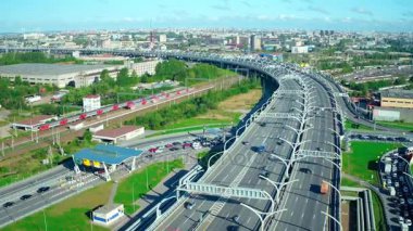 Gelişmiş şehirde kentsel otoyol kavşağı ve tol yolda araba araba