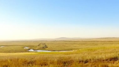 Çöl alanları ve tepeler ile tozlu kırsal yolda araç hareket penceresinden görüntülemek