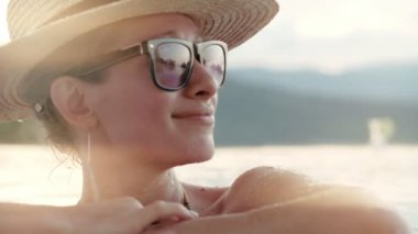 Lüks spa resort sonsuzluk havuzunda Yüzme rahatlatıcı kadın yüz yakın çekim