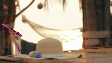 Kadın yaz şapka ve ferahlatıcı kokteyl cam üzerinde arka plan beach hamak