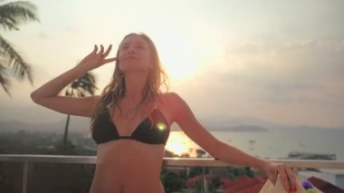 Arka plan üzerinde hasır şapka kapalı deniz sahil üzerinde akşam günbatımı aldıktan güzel kadın