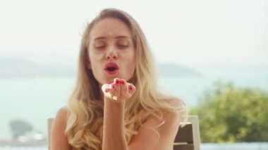 Portre palm el kum fırtınası ve kameraya bakarak güzel kadın