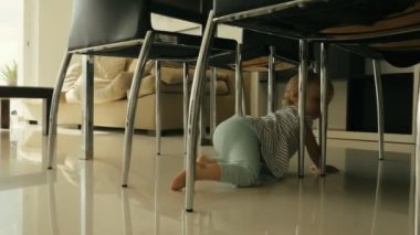 Yürüyüş ve katta oda dairede masaya altında sürünerek küçük çocuk