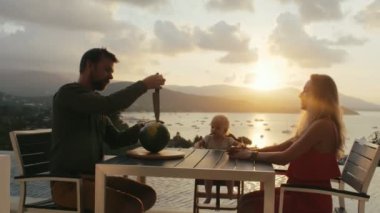 Vejetaryen aile yaz terrac karpuz yemeye hazırlanıyor