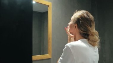 Krem ve masaj deri yüz nemlendirici uygulayarak güzel kadın