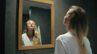 Çekici kadın açık toz yüzünde uygulama banyo aynada