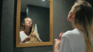 Yetişkin kadın banyoda makyaj dudaklar için kozmetik kalem kullanarak açık ayna