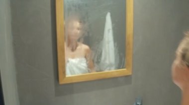 Uzun saçlı kadın banyoda diş fırçalama banyo Havlu açık ayna